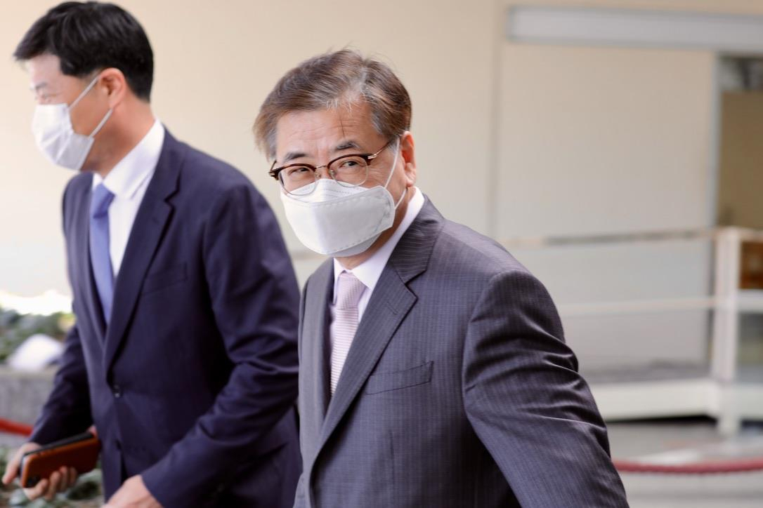 서훈 청와대 국가안보실장이 지난 15일(현지시간) 오후 워싱턴DC 국무부 청사에서 마이크 폼페이오 국무장관과 면담한 뒤 청사를 떠나고 있다. [연합]