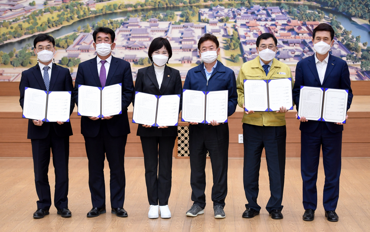 경북도와 국민권익위원회, 경주시, 포항시, 대구지방환경청, 경주희망농원은 28일 경주시청에서 경주희망농원 고충민원 현장조정 협약을 체결했다.[경북도 제공]