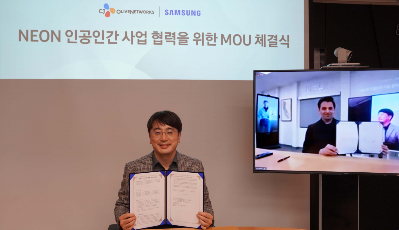 CJ올리브네트웍스 차인혁 대표와 삼성전자의 스타랩스장 프라나브 미스트리 전무가 인공인간 분야 사업협력을 위한 비대면 업무협약(MOU)을 체결했다. [CJ올리브네트웍스 제공]