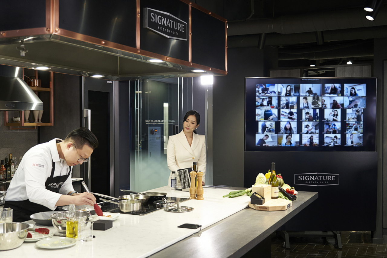 LG전자가 초(超)프리미엄 빌트인 브랜드인 시그니처 키친 스위트(SIGNATURE KITCHEN SUITE)를 알리기 위해 온택트(Ontact) 마케팅을 진행했다. 28일 이준 셰프가 서울시 강남구 논현동에 있는 시그니처 키친 스위트 논현 쇼룸에서 화상채팅서비스 줌(Zoom)을 활용해 요리 수업을 진행했다. [LG전자 제공]