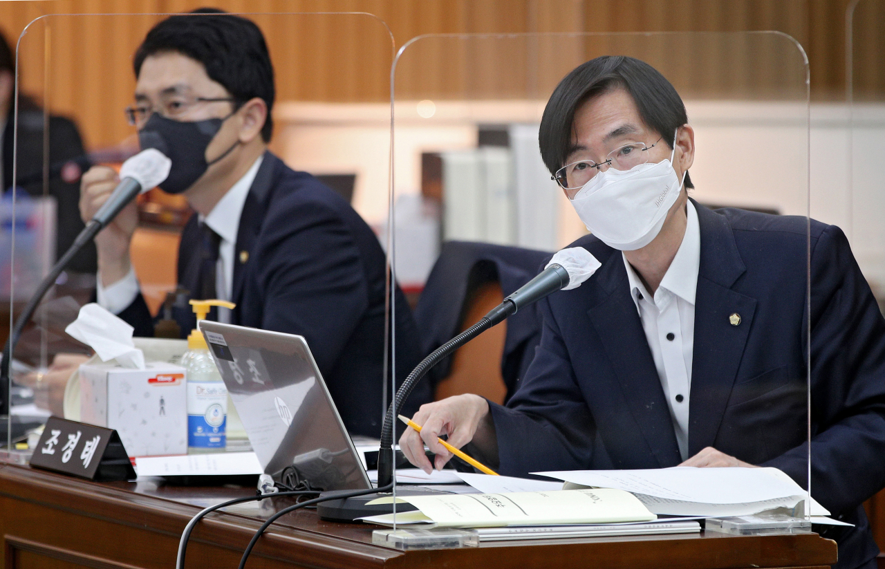 조경태 국민의힘 의원이 19일 대구 북구 경북대학교 글로벌플라자에서 열린 국회 교육위원회의 대구·경북 및 강원 국립대에 대한 국정감사에서 질의하고 있다. [연합]