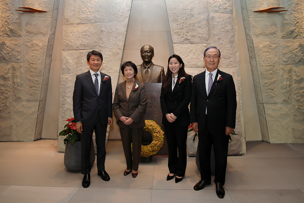 지난 28일서울 삼성동에서 열린 제1회 포니정 영리더상 수상식 참석자들이 기념촬영을 하고 있다. (사진 왼쪽부터) 정몽규 HDC그룹 회장, 고 정세영 현대산업개발 명예회장의 부인 박영자 여사, (주)컬리 김슬아 대표, 김철수 포니정재단 이사장. [포니정재단 제공]