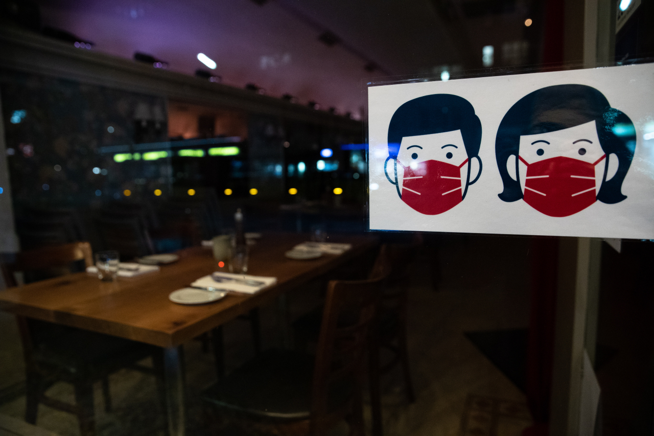 28일(현지시간) 독일 정부가 내달 2일부터 4주동안 식당과 술집 여가 시설에 대한 영업을 중단하는 부분 봉쇄를 도입한다고 발표했다. 최근 독일에서는 코로나19 사태 이후 가장 많은 신규 확진자가 발생하는 등 바이러스 재확산이 거세지고 있다. 사진은 문을 닫은 독일 베를린의 한 식당의 모습. [EPA]
