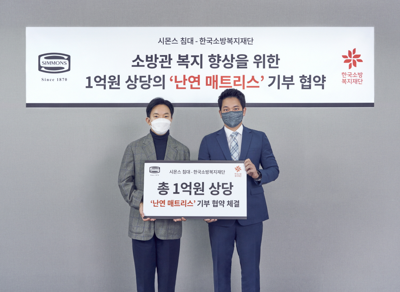 안정호 시몬스 침대 대표(왼쪽)와 이지민 한국소방복지재단 이사장이 28일 소방관 복지 증진 및 생활 속 소방안전 활성화를 위한 MOU를 체결했다. [시몬스 제공]