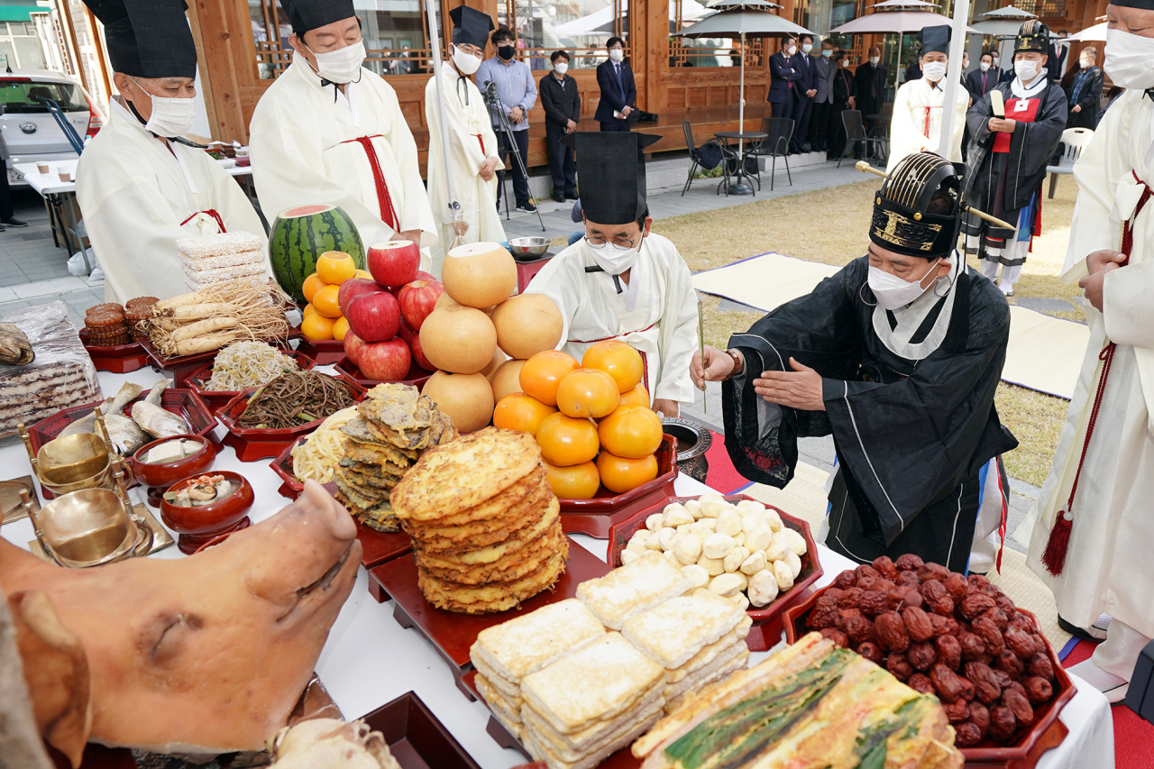 지난 28일 서울한방진흥센터에서 제26회 서울약령시 보제원 제향의례가 개최됐다. 한방문화 계승 및 발전을 위해 매년 10월 서울약령시한방문화축제에서 진행되던 제향의례는 코로나19로 축제가 취소되면서 단독으로 진행됐다. [동대문구 제공]