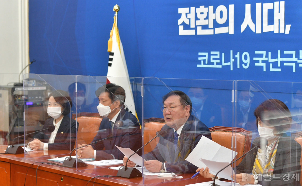 [헤럴드경제=이상섭 기자] 김태년 더불어민주당 원내대표가 29일 국회에서 열린 정책조정회의에 참석, 모두발언을 하고 있다. babtong@heraldcorp.com