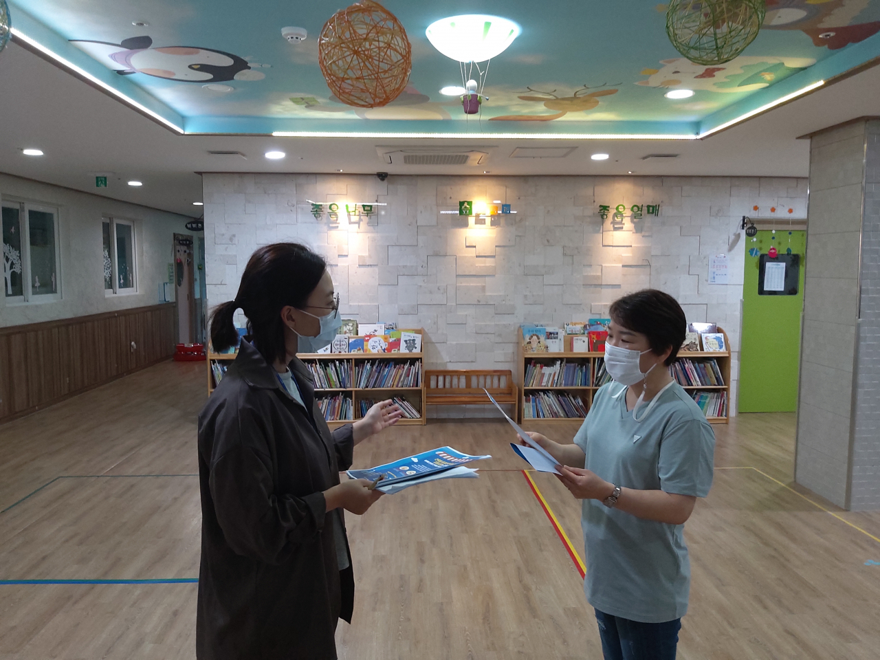 화재안전성능보강 대상 건축물을 안내하고 있다. [용인시 제공]