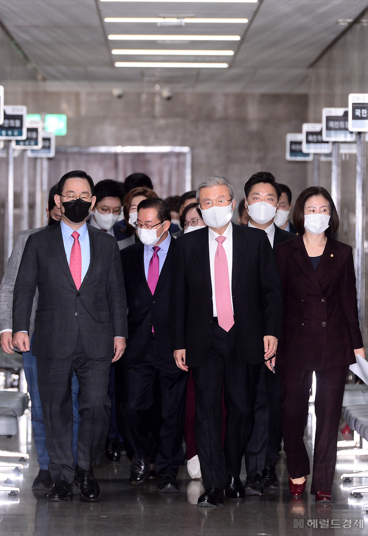 김종인 국민의힘 비상대책위원장과 주호영 원내대표가 29일 오전 서울 여의도 국회에서 열린 비상대책위원회 회의에 참석하기 위해 회의실로 들어오고 있다. [이상섭 기자/babtong@heraldcorp.com]