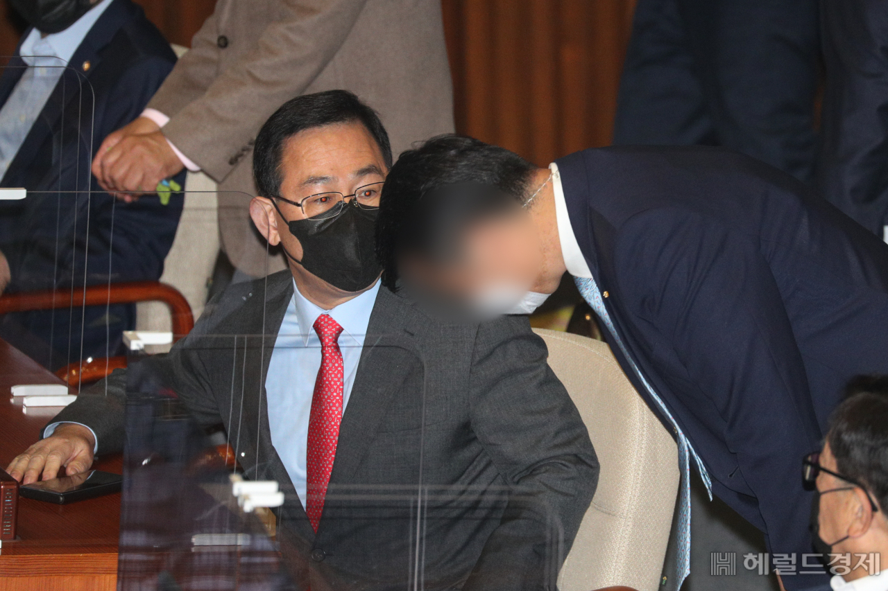 주호영 국민의힘 원내대표가 28일 오전 서울 여의도 국회에서 열린 제382회 국회 제10차 본회의에서 문재인 대통령 시정연설을 앞두고 청와대 경호처 직원이 몸수색을 요청하자 강하게 항의하고 있다. 이상섭 기자/babtong@