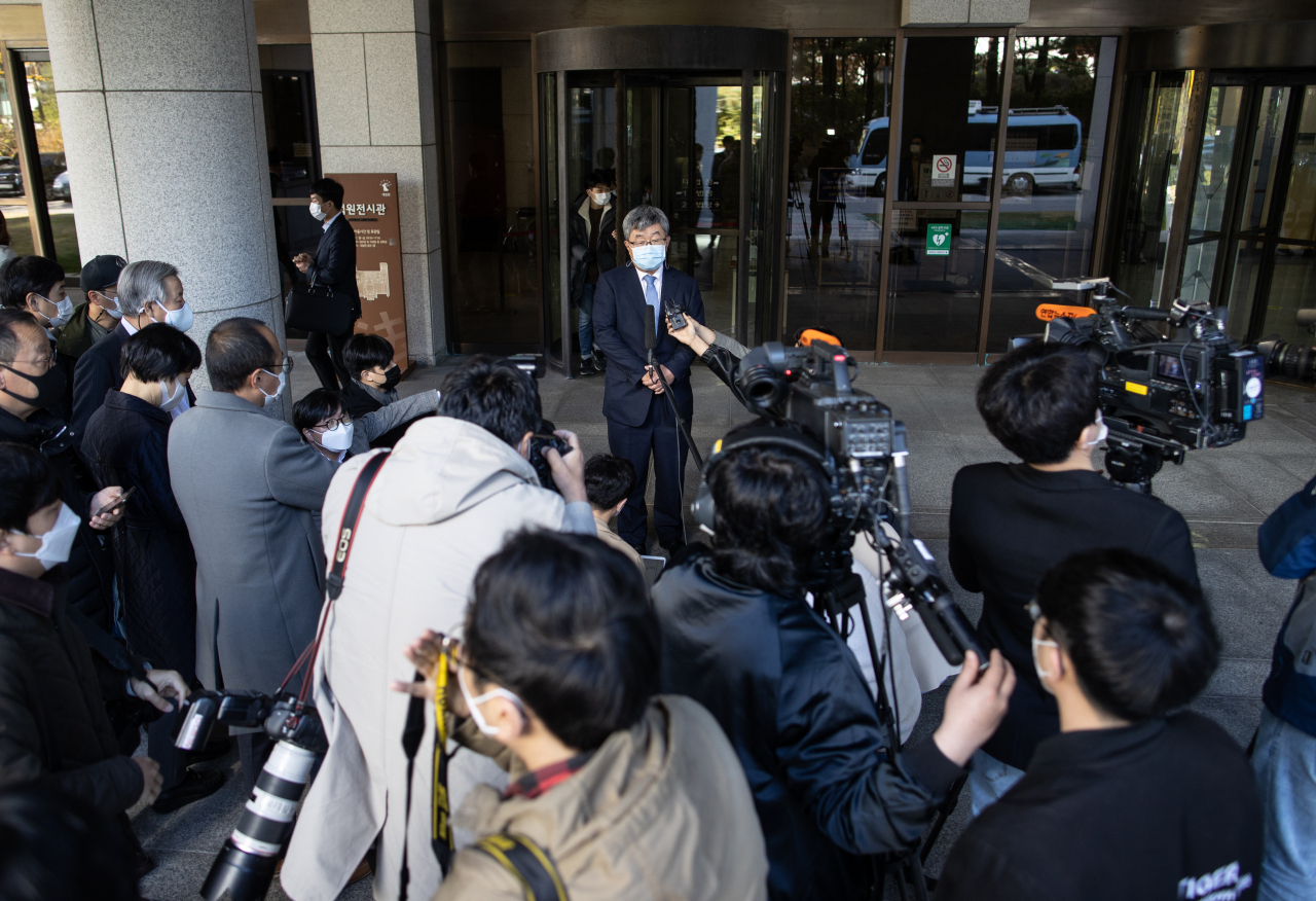 회사 자금을 횡령하고 삼성 등에서 거액의 뇌물을 챙긴 혐의로 재판에 넘겨진 이명박 전 대통령에게 징역 17년이 확정된 29일 오전 서울 서초구 대법원에서 강훈 변호사가 발언하고 있다. [연합]