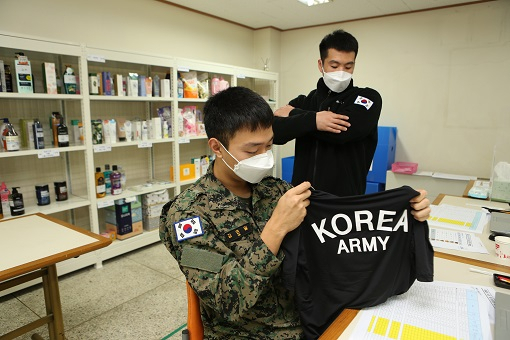 군 마트 위탁판매물품 정기선정 심사위원들이 품목을 평가하고 있다. 기사와 무관.[사진=국방부]