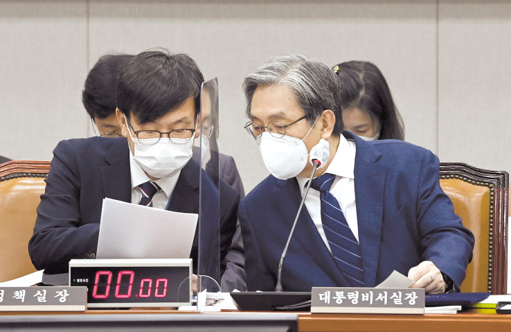 김상조(왼쪽) 청와대 정책실장과 노영민 비서실장이 29일 국회에서 열릴 예정이었던 운영위원회의 청와대(대통령비서실, 국가안보실, 대통령경호처) 국정감사에 출석해 개회를 준비하고 있다. 그러나 이날 운영위 국정감사는 개회 전 여야가 합의해 11월 4일로 연기하기로 했다. 이상섭 기자