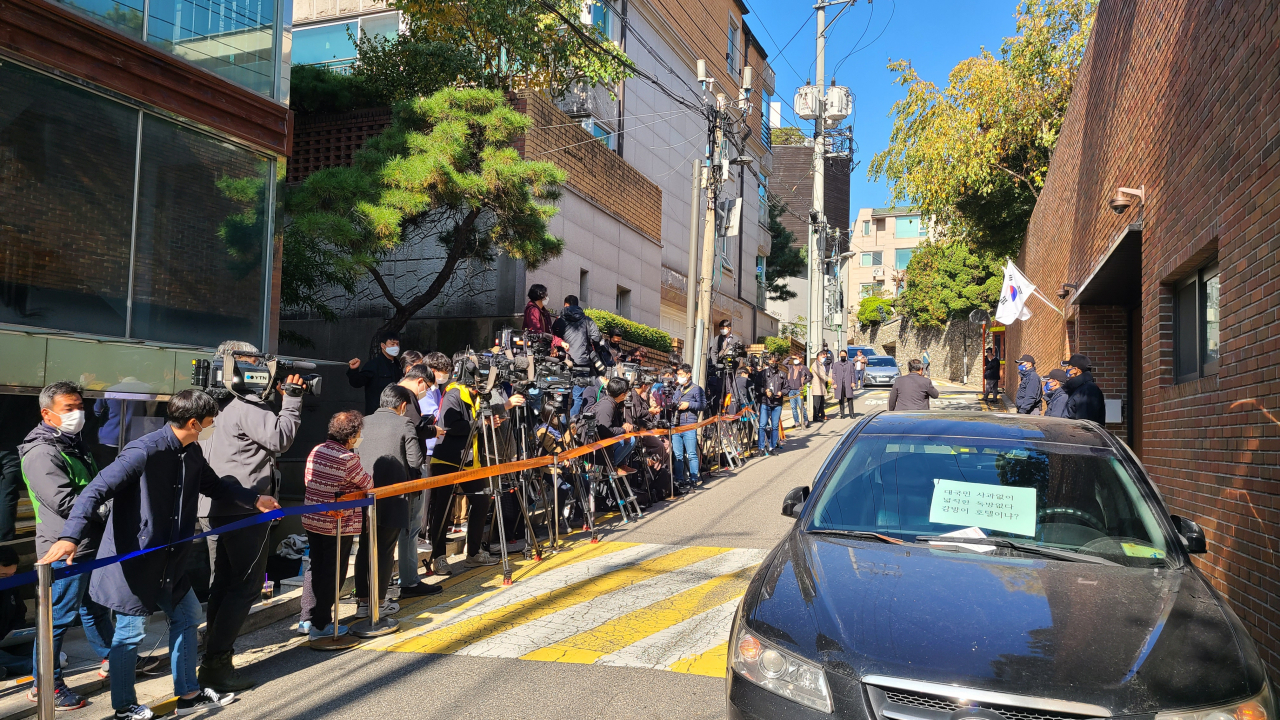 29일 오전 이명박 전 대통령에 징역 17년형이 확정되자 이를 보도하기 위한 취재진들이 몰려들었다. 서영상 기자 sang@heraldcorp.com