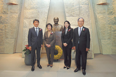 (왼쪽부터) 정몽규 HDC그룹 회장, 고 정세영 현대산업개발 명예회장의 부인 박영자 여사, ㈜컬리 김슬아 대표, 김철수 포니정재단 이사장. [포니정재단 제공]