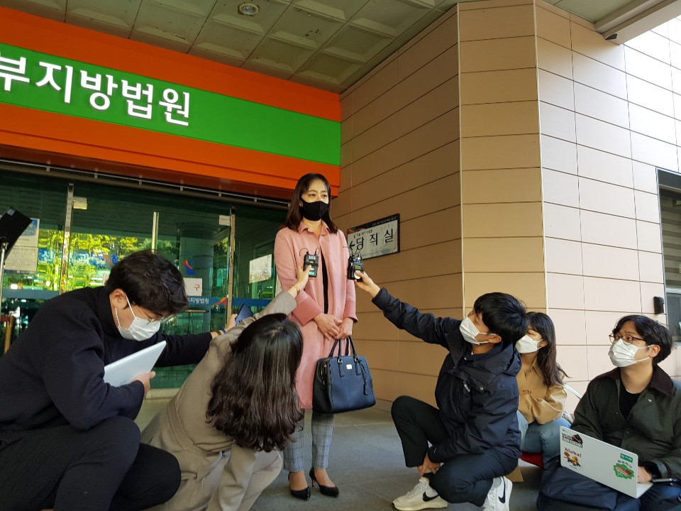 강민서 양육비해결모임 대표가 29일 오전 서울서부지법에서 열린 자신의 선고공판을 마치고 법원을 나와 취재진들과 대화하고 있다. 박상현 기자/pooh@heraldcorp.com
