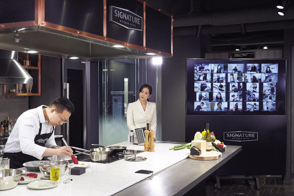 이준 셰프가 서울시 강남구 논현동에 있는 시그니처 키친 스위트 논현 쇼룸에서 화상채팅서비스 줌(Zoom)을 활용해 요리 수업을 진행하는 모습. [LG전자 제공]