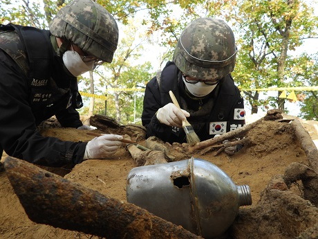 우리 군 장병들이 화살머리고지 전투 현장에서 유해를 발굴하고 있다.[사진=국방부]