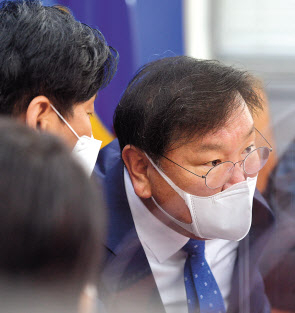 29일 당 정책조정회의에서 대화하고 있는 김태년 더불어민주당 원내대표. [연합]