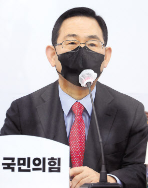 29일 국민의힘 비상대책위원회 회의에서 검은 마스크를 쓰고 발언하고 있는 주호영 원내대표. 이상섭 기자