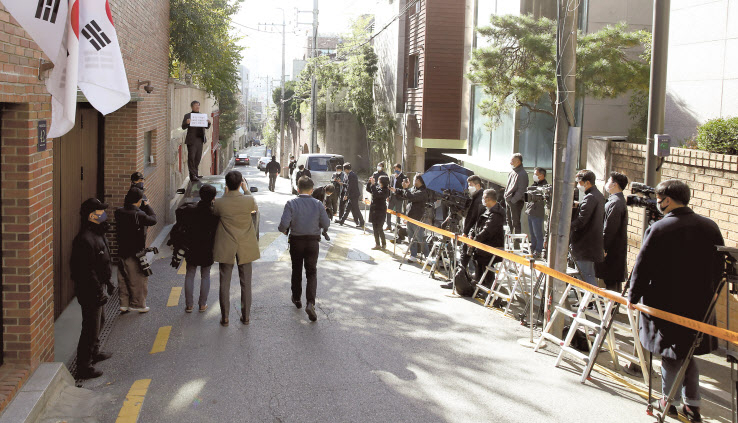 29일 오전 서울 강남구 논현동의 이명박 전 대통령 자택 앞에 취재진이 몰려 있다. 대법원은 이날 수백억 원대 횡령 및 뇌물수수 혐의로 재판에 넘겨진 이 전 대통령에게 징역 17년의 중형을 확정했다. [연합]