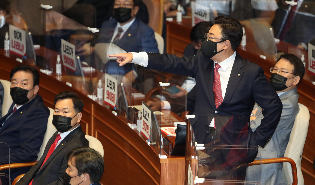 김성원 국민의힘 원내수석부대표가 문재인 대통령의 시정연설이 열리는 28일 오전 서울 여의도 국회 본회의장에서 사전환담 당시 청와대 경호처 직원의 주호영 원내대표 신체 수색 시도에 대해 항의하고 있다. [연합]