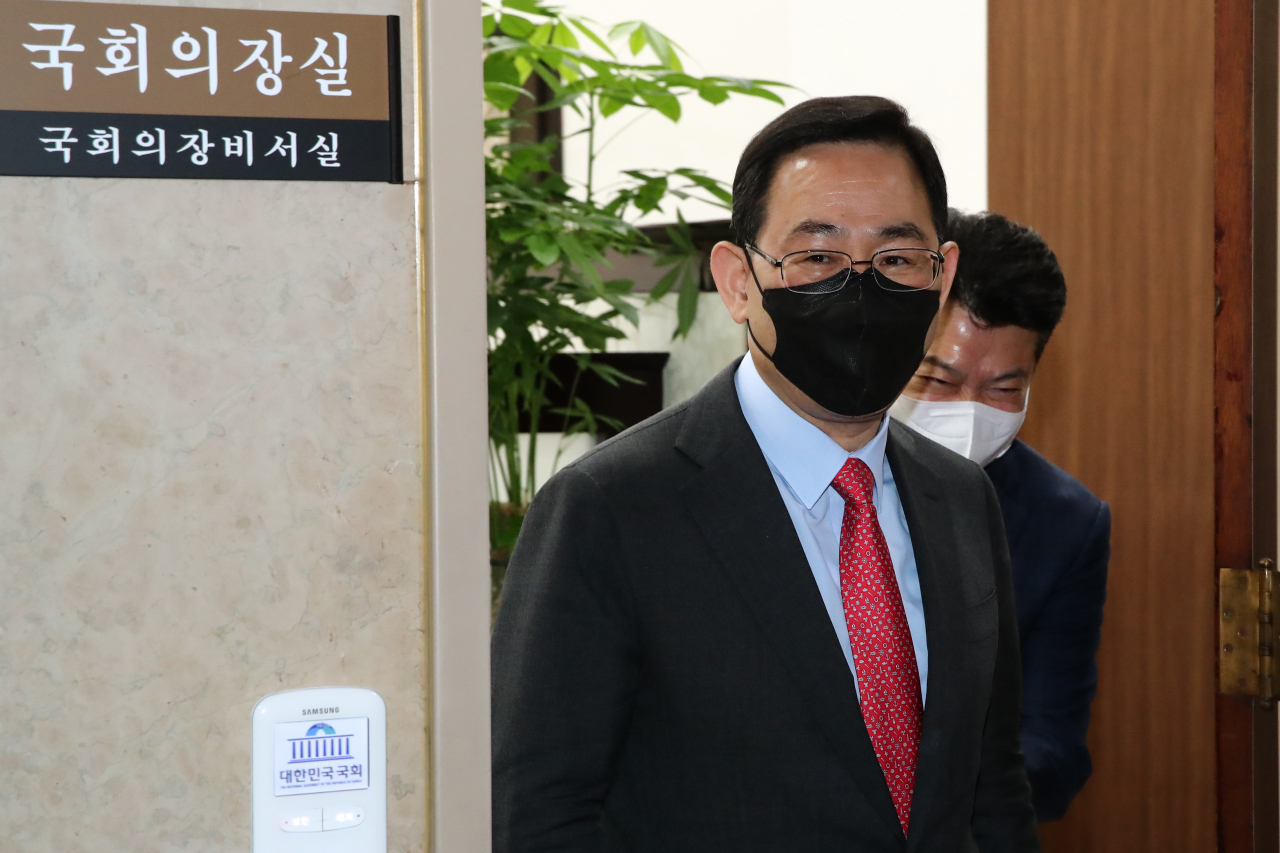 주호영 국민의힘 원내대표가 28일 오전 예산안 시정연설 사전환담에 참석하려다 청와대 경호처 직원으로부터 신체 수색 시도를 받은 것에 대해 박병석 국회의장을 항의 면담한 뒤 의장실을 나서고 있다. [연합]