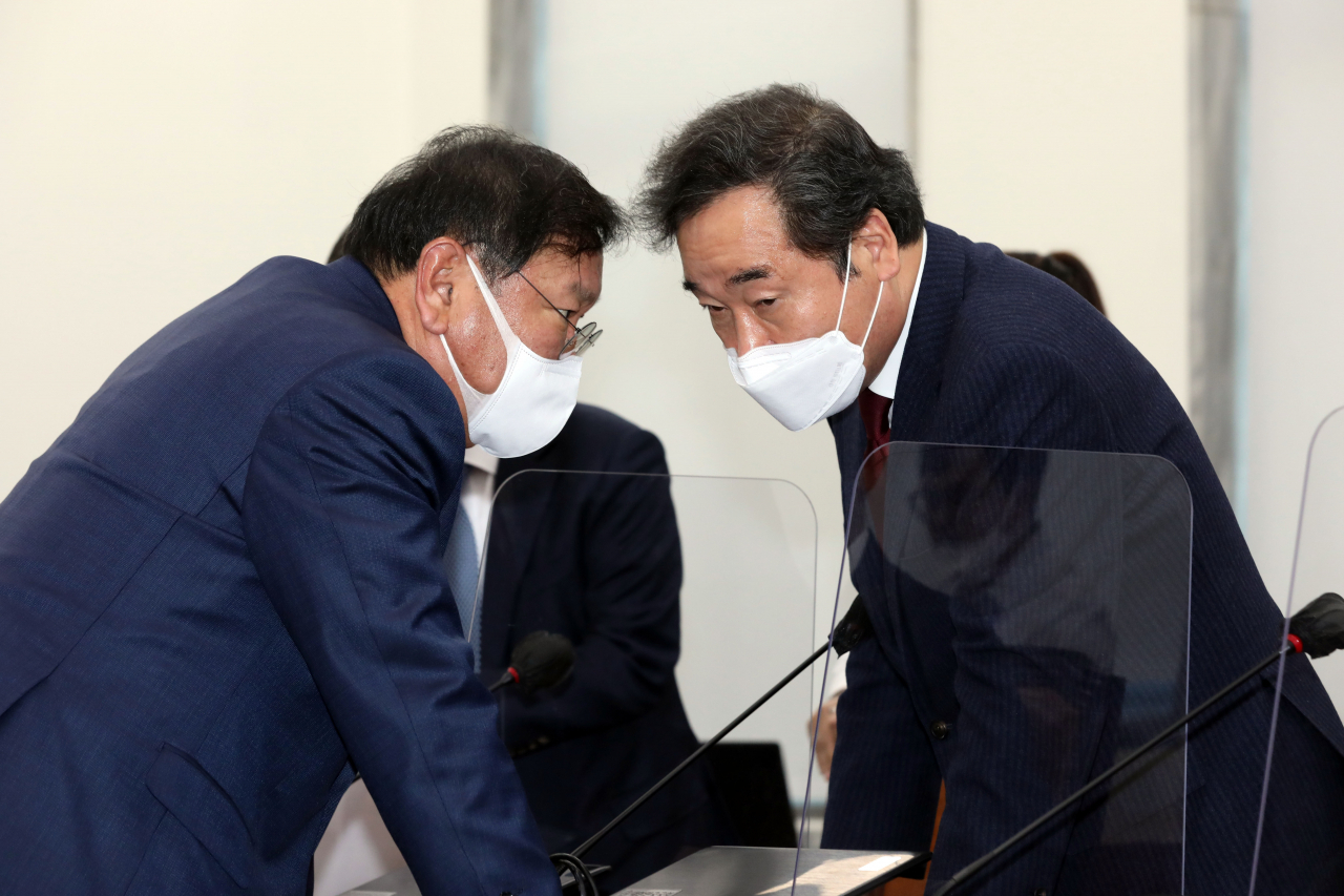 이낙연 더불어민주당 대표가 29일 오후 서울 여의도 국회에서 열린 정책 의원총회에서 김태년 원내대표와 대화하고 있다. [연합]