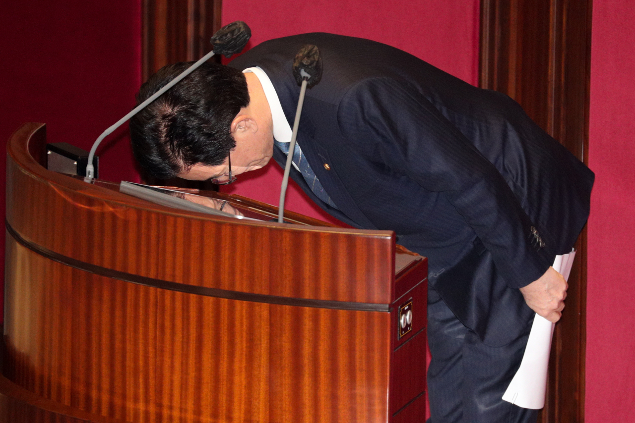 정정순 더불어민주당 의원이 29일 오후 서울 여의도 국회에서 열린 본회의에서 체포동의안 표결을 앞두고 신상발언을 마치고 고개숙여 인사를 하고 있다. [연합]