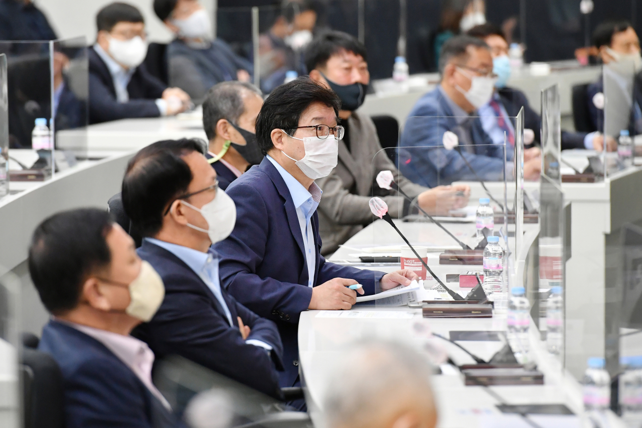 염태영 시장이 확대간부회의에서 발언하고 있다. [수원시 제공]