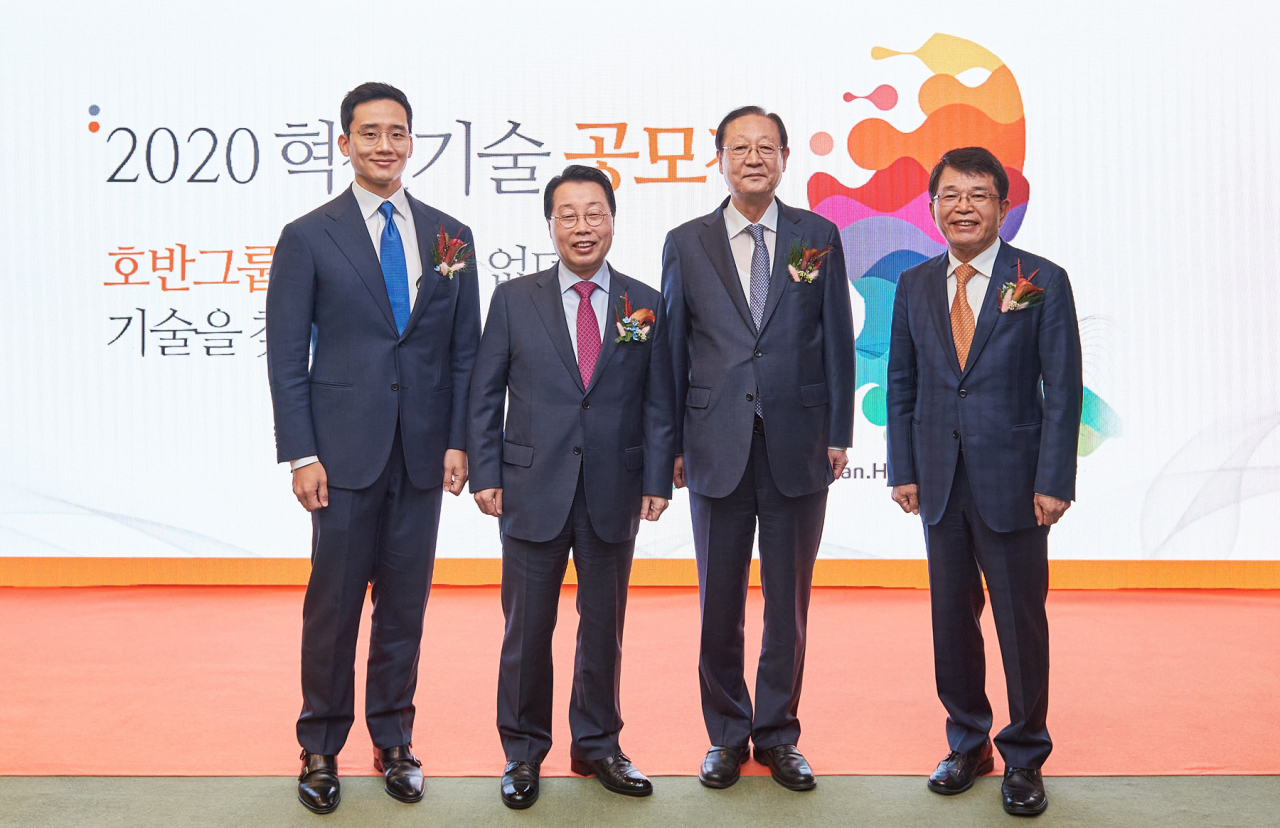 호반그룹 ‘2020 혁신기술 공모전’ 기념사진. 사진 오른쪽부터 한국무역협회 한진현 부회장, 동반성장위원회 권기홍 위원장, 호반그룹 최승남 부회장, 호반건설 김대헌 기획 부문 대표. [호반그룹 제공]