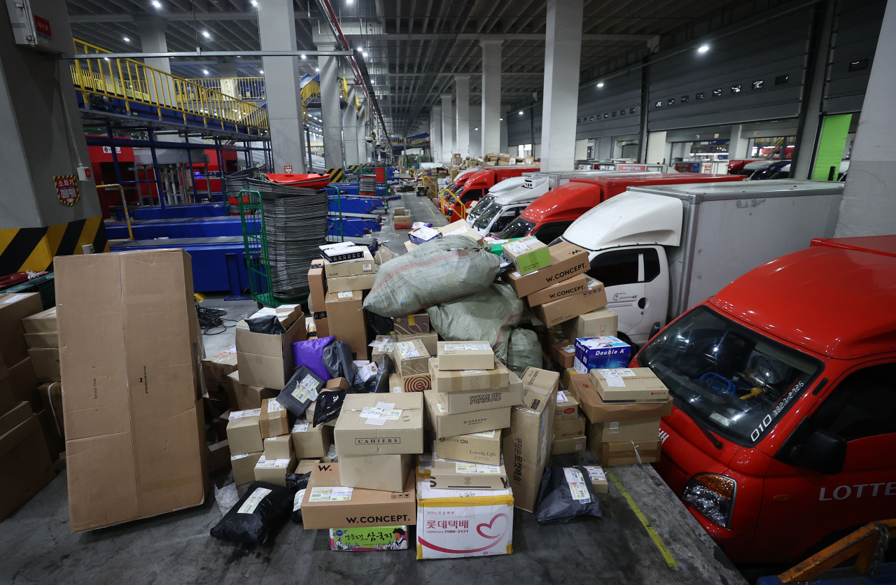 A logistics center in Songpa, southern Seoul, emptied of workers on Tuesday in a strike over poor working conditions. (Yonhap)
