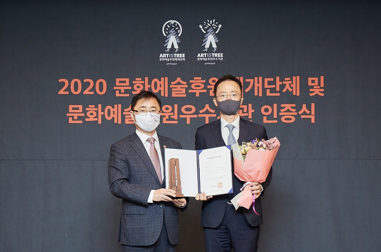효성이 28일 ‘문화예술후원우수기관 인증식’에서 문화예술후원 우수기관으로 재인증을 받았다. 왼쪽부터 오영우 문화체육관광부 제1차관, 이정원 효성 전무. [효성 제공]