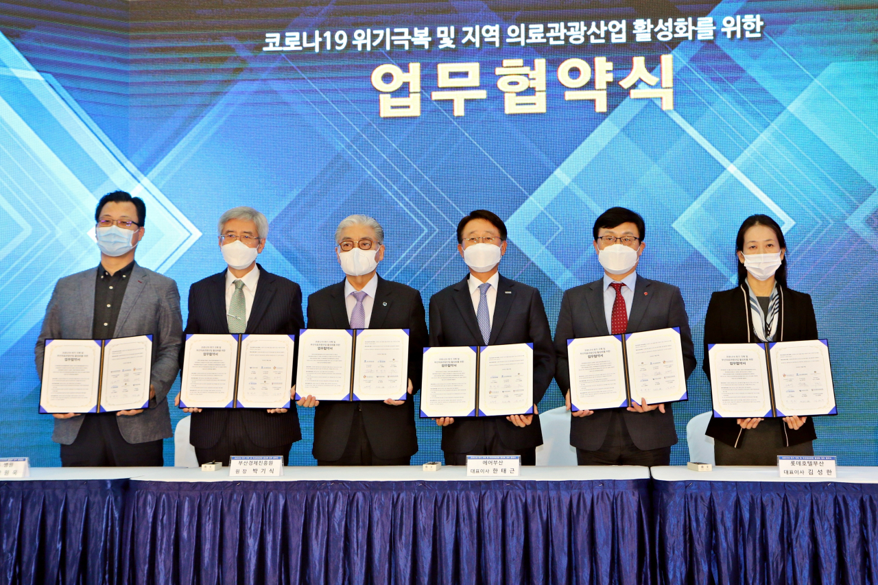 29일 부산 벡스코에서 열린 '지역 의료관광산업 활성화' 업무협약식에서 에어부산 한태근 사장(좌측 네 번째)이 관계자들과 함께 기념 촬영을 하고 있다. [에어부산 제공]