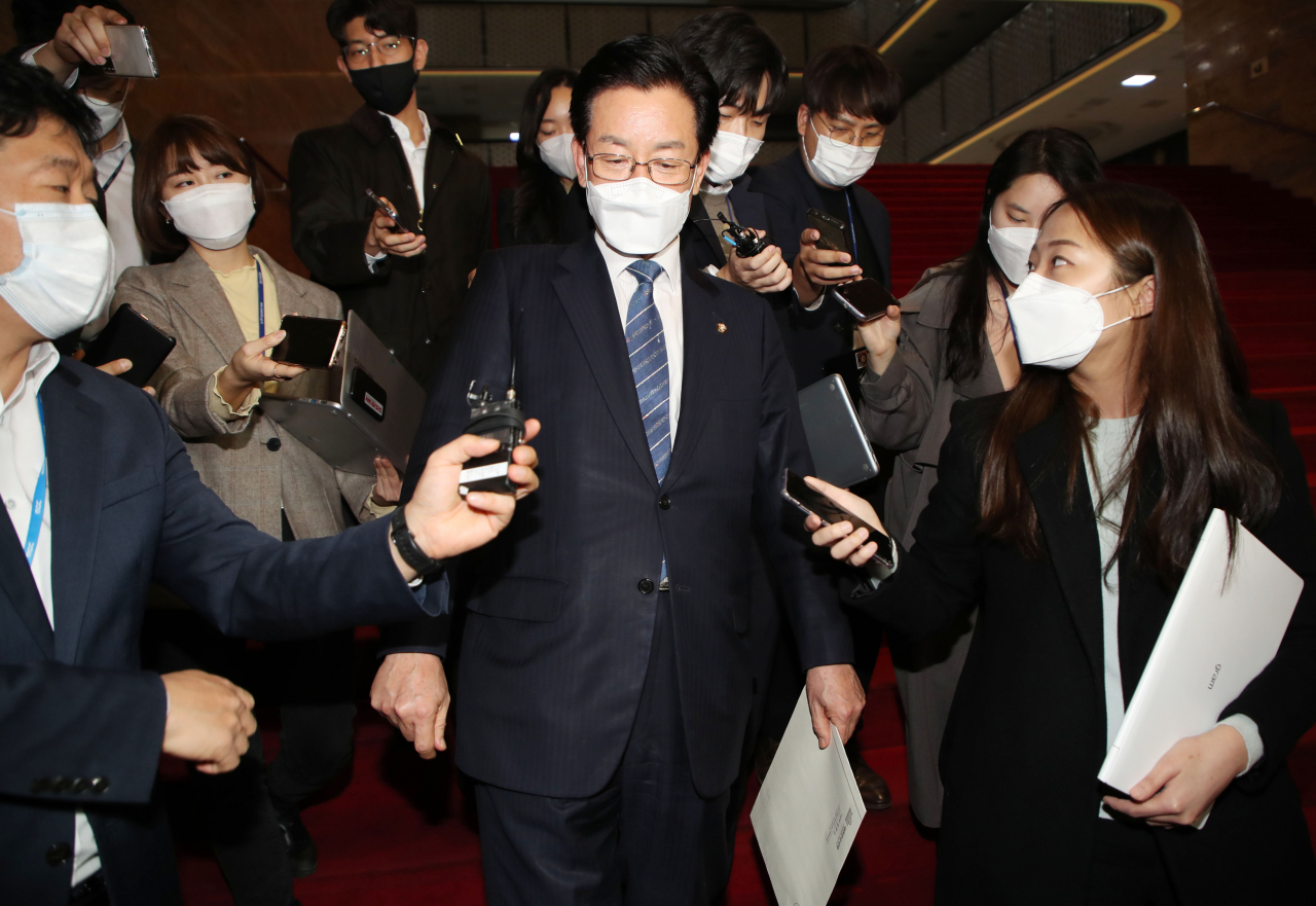 정정순 더불어민주당 의원이 29일 오후 국회 본회의에서 자신에 대한 체포동의안이 통과된 뒤 취재진의 질문을 받고 있다. [연합]