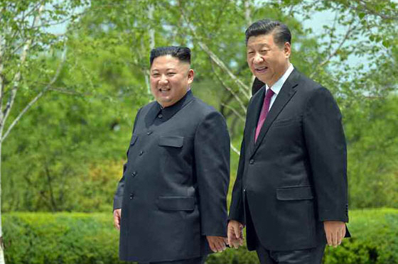 시진핑 중국 국가주석은 김정은 북한 국무위원장이 신중국 건국 71주년 축전을 보낸데 대한 답전을 보냈다고 노동당 기관지 노동신문이 29일 보도했다. 시 주석은 답전에서 한반도 평화와 안정, 발전을 추동할 용의가 있다고 밝혔다. 지난 2019년 6월 개최된 북중정상회담 때 담소를 나누는 김 위원장과 시 주석. [헤럴드DB]