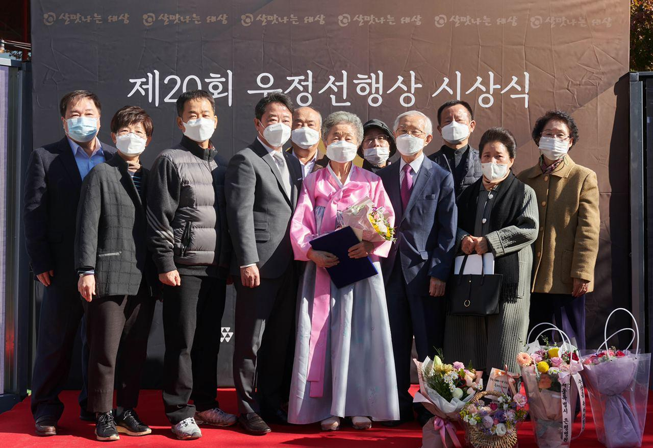 이웅열 코오롱그룹 오운문화재단 이사장(앞줄 왼쪽 네번째)이 제20회 우정선행상 대상 시상식을 서울 삼청동에서 열고, 김은숙 씨(앞줄 왼쪽 다섯째)에게 상을 수여했다. 이번 시상식은 코로나19로 수상자를 직접 방문해 ‘찾아가는 시상식’으로 진행됐다. [코오롱 제공]