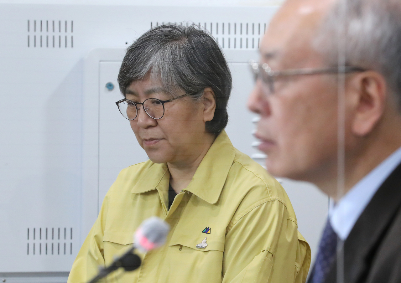 정은경 중앙방역대책본부장(질병관리청장)이 24일 오후 충북 청주시 질병관리청에서 열린 국가 인플루엔자(독감) 예방접종 사업과 관련한 브리핑에서 무거운 표정을 하고 있다. [연합]