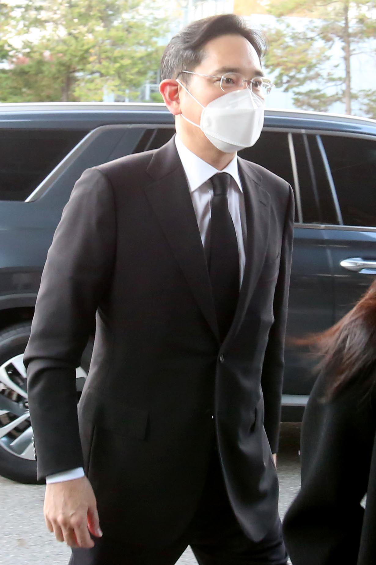 이재용 삼성전자 부회장이 25일 오후 이건희 삼성그룹 회장의 빈소가 마련된 서울 강남구 삼성서울병원 장례식장으로 들어서고 있다. [연합]