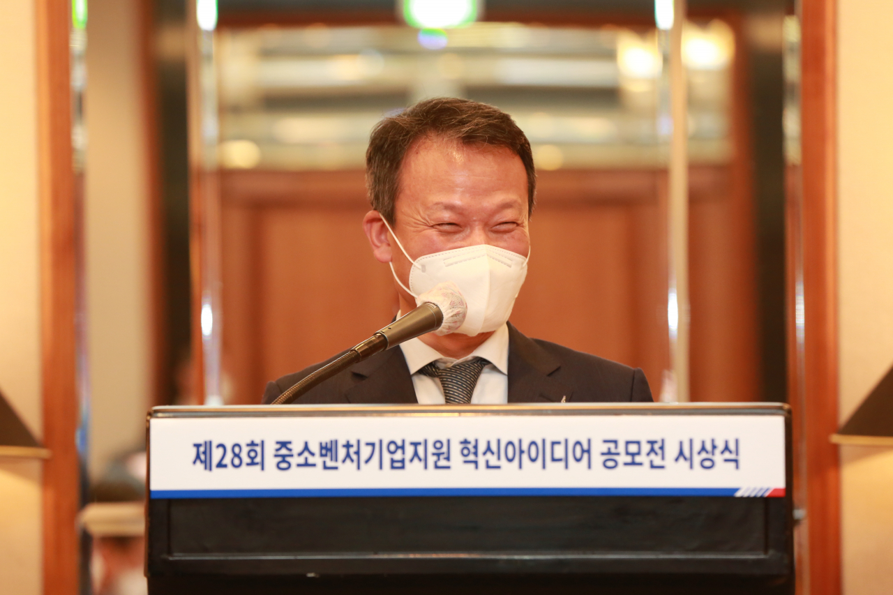 심사위원장을 맡은 김연성 인하대학교 경영학과 교수가 심사평을 전했다.[중소벤처기업진흥공단 제공]