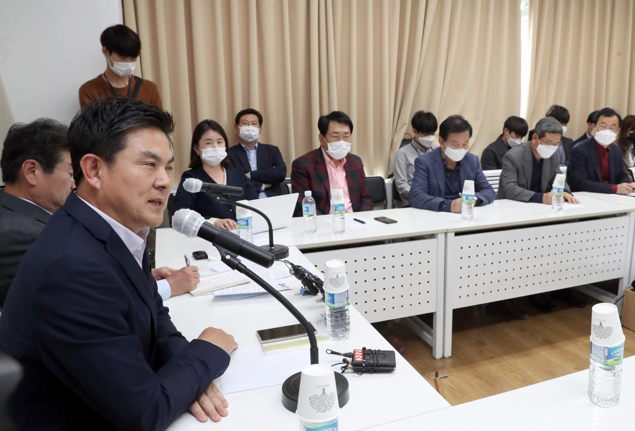 김태호 무소속 의원이 29일 오후 서울 마포구 마포현대빌딩에서 열린 더 좋은 세상으로 제10차 정례세미나에서 발제하고 있다. [연합]