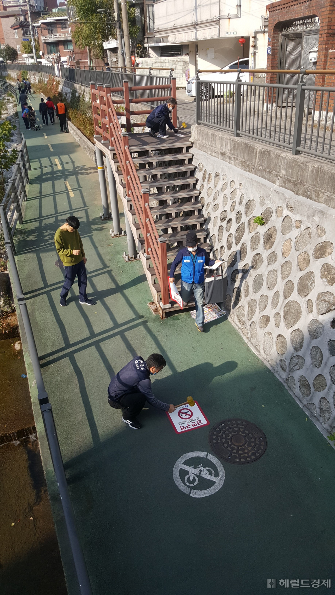 도봉2천 일대 산책로에 이 곳이 금연구역임을 알리는 표시를 설치하고 있다. [도봉구 제공]