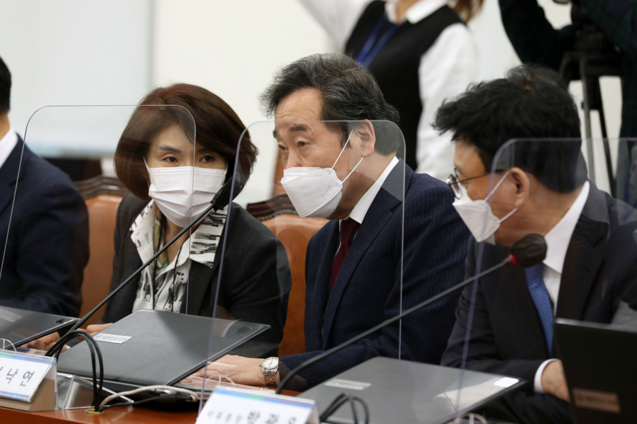 이낙연 더불어민주당 대표가 29일 오후 서울 여의도 국회에서 열린 정책 의원총회에서 한정애 정책위의장과 대화하고 있다. [연합]