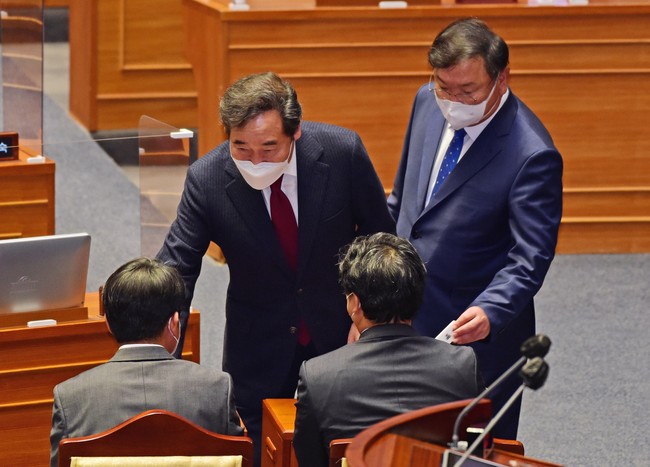 이낙연 더불어민주당 대표와 김태년 원내대표가 지난 29일 국회 본회의장에서 체포동의안 투표를 하고 있다. [연합]