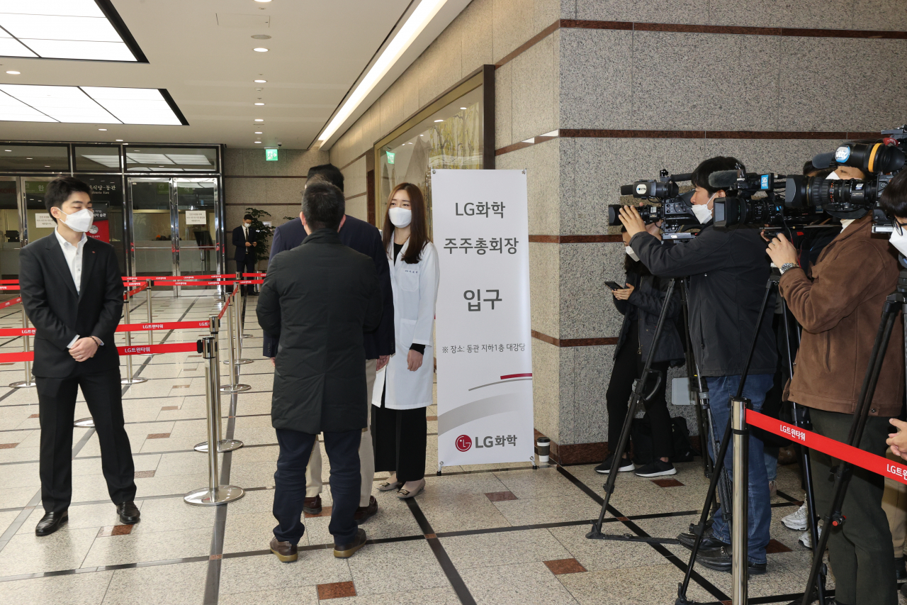 30일 오전 서울 여의도 LG트윈타워 동관에서 열린 LG화학 주주총회에서 주주들이 주총장으로 향하며 체온을 측정하고 있다. 연합뉴스