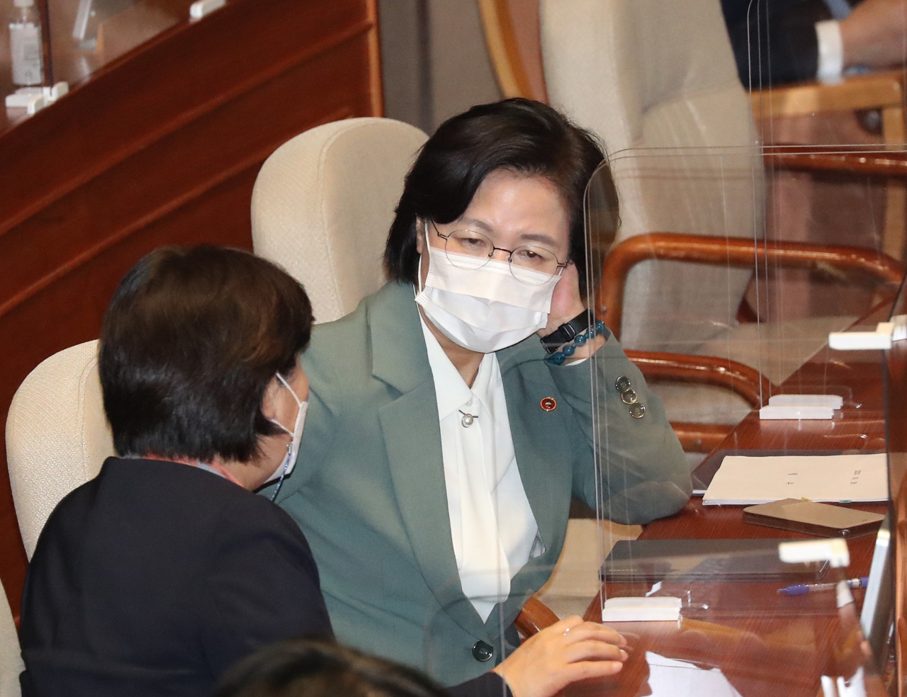 추미애 법무부 장관이 29일 국회 본회의장에서 더불어민주당 서영교 의원과 대화하고 있다. [연합]