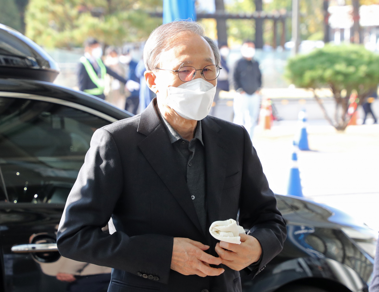 회사 자금 횡령과 뇌물 수수 혐의 등으로 29일 대법원 상고심에서 징역 17년이 확정된 이명박 전 대통령이 30일 오전 진료를 위해 종로구 서울대학병원으로 들어서고 있다. [연합]