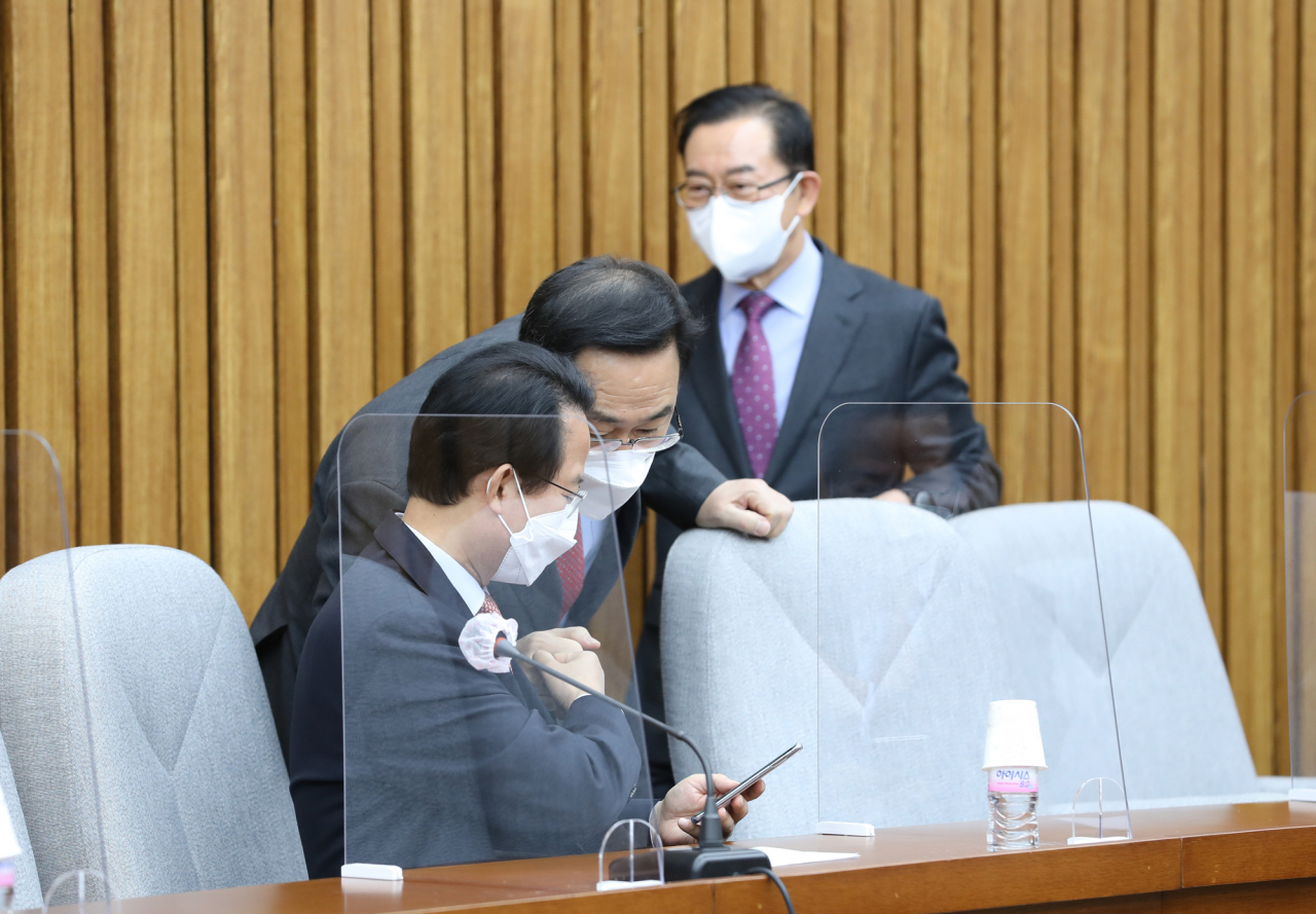 주호영 국민의힘 원내대표가 30일 서울 여의도 국회에서 열린 원내대책회의에 참석, 류성걸 의원과 대화하고 있다. [연합]