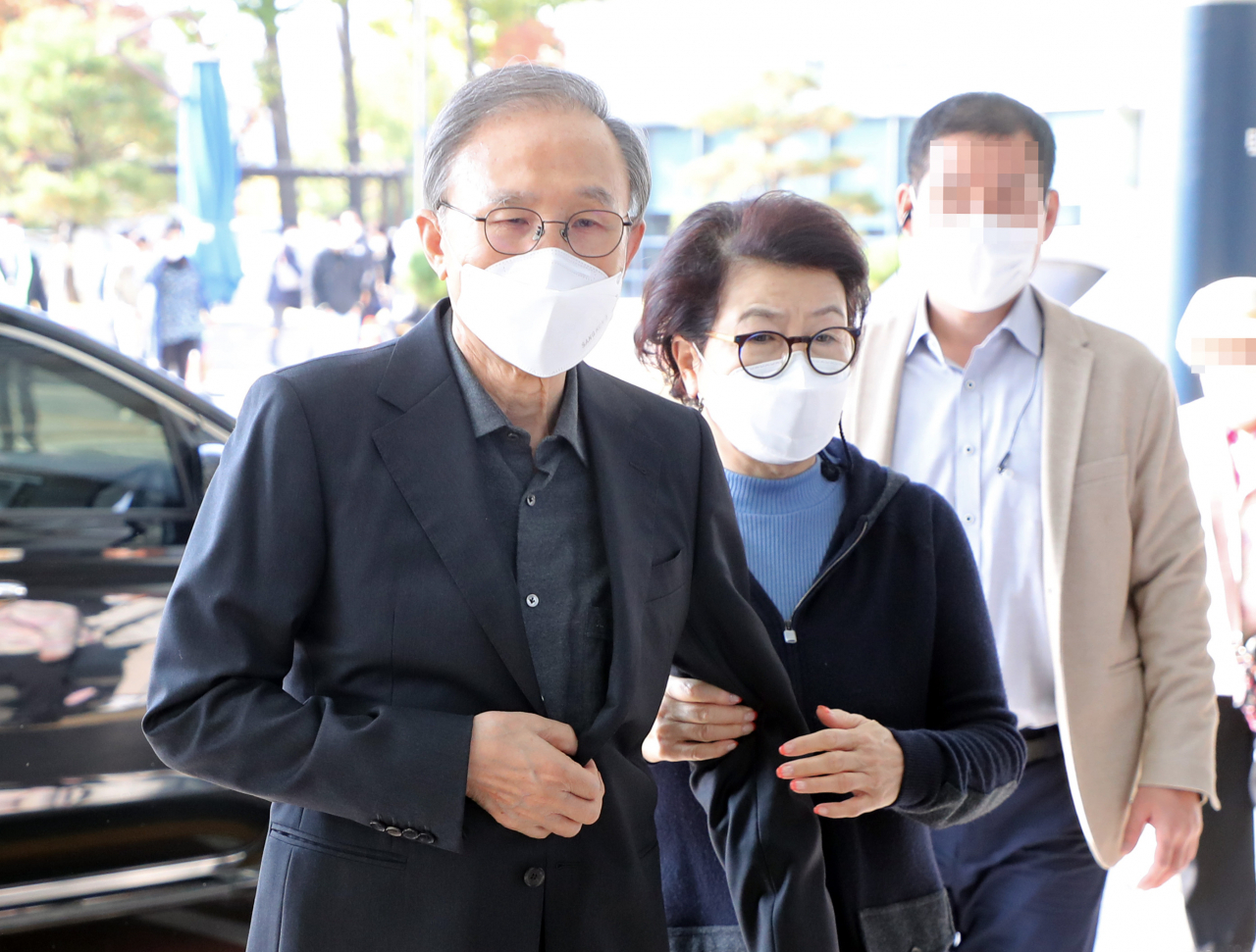 회사 자금 횡령과 뇌물 수수 혐의 등으로 29일 대법원 상고심에서 징역 17년이 확정된 이명박 전 대통령이 30일 오전 진료를 위해 종로구 서울대학병원으로 들어서고 있다. 오른쪽은 김윤옥 여사. [연합]