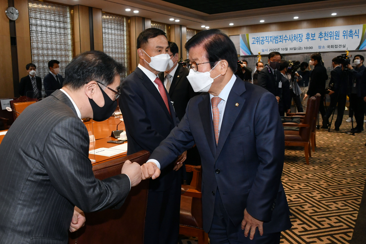 30일 오전 서울 여의도 국회 접견실에서 열린 고위공직자범죄수사처장 후보추천위원회 위원 위촉식에서 박병석 국회의장(오른쪽부터)이 야당이 추천한 임정혁, 이헌 변호사와 인사하고 있다. [연합]