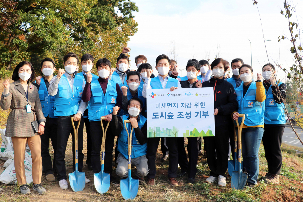 CJ대한통운 임직원들과 행사 관계자들이 함께 나무를 심고 기념사진을 촬영하고 있다. [CJ대한통운 제공]